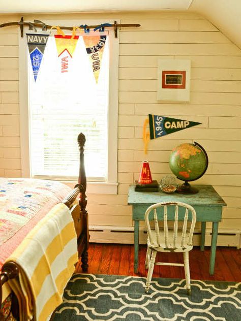 Quirky nook with vintage flair for teens - 10 Camp Themed Bedrooms | Tinyme Blog Vintage Camp Theme Bedroom, School Themed Bedroom, Camping Theme Bathroom, Camp Room Ideas, Camp Themed Room, Summer Camp Nursery Theme, Vintage Summer Camp Decor, Camp Theme Nursery, Camp Theme Bedroom