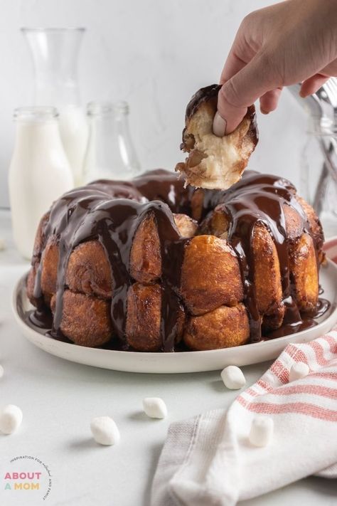 Hot Chocolate Bundt Cake, Hot Cocoa Monkey Bread, Hot Chocolate Monkey Bread, Holiday Monkey Bread, Christmas Monkey Bread, Chocolate Monkey Bread, Cinn Rolls, Biscuit Monkey Bread, Monkey Bread Recipe