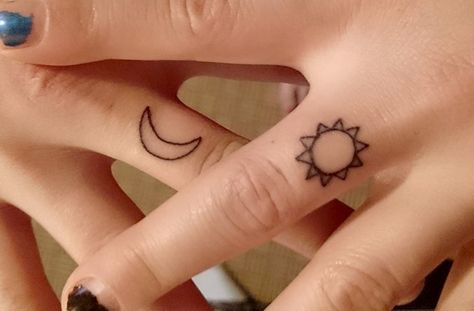 Diamond Finger Tattoo, Girl Finger Tattoos, Finger Tattoos For Couples, Tiny Finger Tattoos, Diy Tattoo Permanent, Stick Poke Tattoo, Tattoo Thoughts, Small Finger Tattoos, Finger Tats