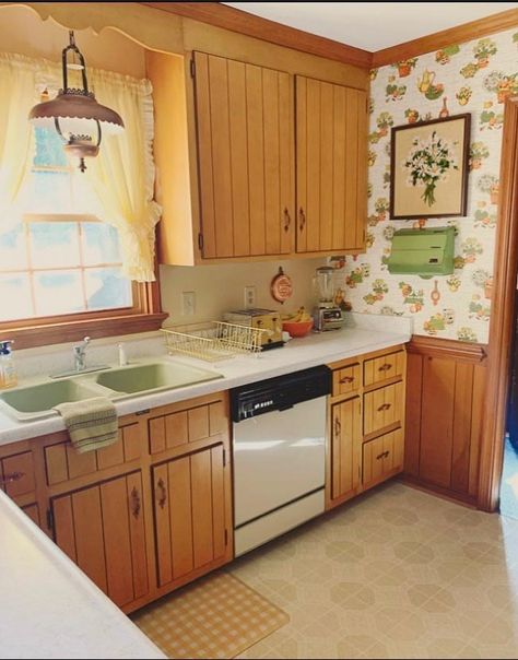 Stacy celebrates the "avocado goodness" in her 1968 ranch house kitchen - Retro Renovation Ranch House Kitchen, 80s House, 1960s Kitchen, 1970s Kitchen, 1960s House, 70s House, 70s Interior, Cottagecore Vibes, Kitsch Decor