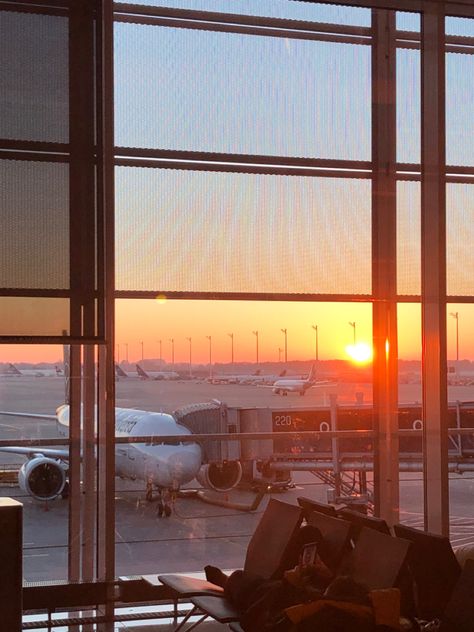 Conversation Wallpaper, Airport Aesthetics, Morning Flight, Friends Vacation, Traveling Aesthetic, Airport Aesthetic, Travel Picture Ideas, Sunset Vibes, Airport Photos