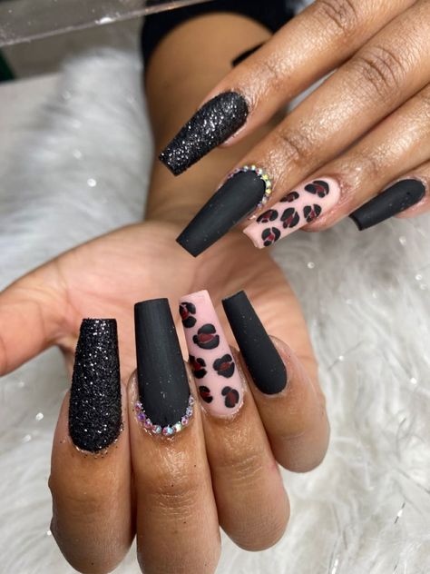 A mix of black matte nails, shiny black and leopard Black And White Leopard Nails, Black And Leopard Nails, Black Leopard Nails, Black Matte Nails, Nails Styles, New Years Eve Nails, Purple Acrylic Nails, Matte Black Nails, Cheetah Nails