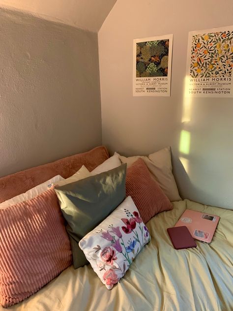 Rose Pink Bedding Ideas, Blue Green Pink Bedroom, Pink And Green Bedding Aesthetic, Pink And Green Bed, Aesthetic Room Green And Pink, Light Pink And Green Room, Light Pink And Green Dorm Room, Green And Pink Bedroom Aesthetic, Green And Mauve Bedroom