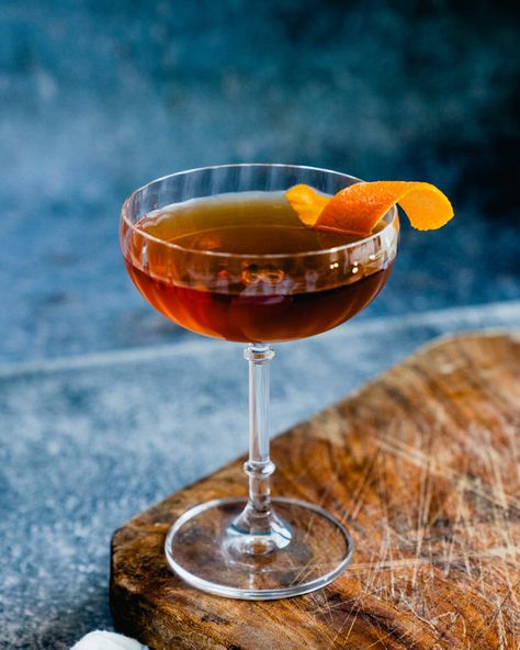 The Martinez cocktail is a true classic! A cousin to the Martini and Manhattan, it's sophisticated and classy: perfect for slow sipping. #martinez #martinezcocktail #classiccocktail #maraschino #classic #cocktailrecipe #cocktail Girls Night Drinks Cocktails, Martinez Cocktail, Best Gin And Tonic, Liqueur Cocktails, Hemingway Daiquiri, Maraschino Liqueur, Gin Fizz Cocktail, A Couple Cooks, Top Cocktails