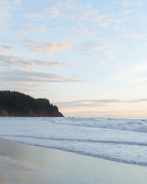 pacific ocean memories 🌊@theweekender.neskowin 📍neskowin, oregon #oregonairbnbphotographer #travelcreator #oregonphotographer Pacific Northwest Beach, Neskowin Oregon, Coastal Life, North East, Pacific Ocean, Pacific Northwest, North West, Oregon, Photographer