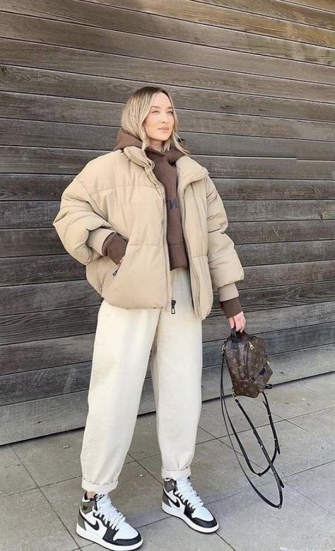 Alaska Street Style, Looks Adidas, 00s Mode, Japan Winter, Puffer Jacket Outfit, Black Boots Outfit, Winter Outfits Aesthetic, Skandinavian Fashion, Fall Lookbook