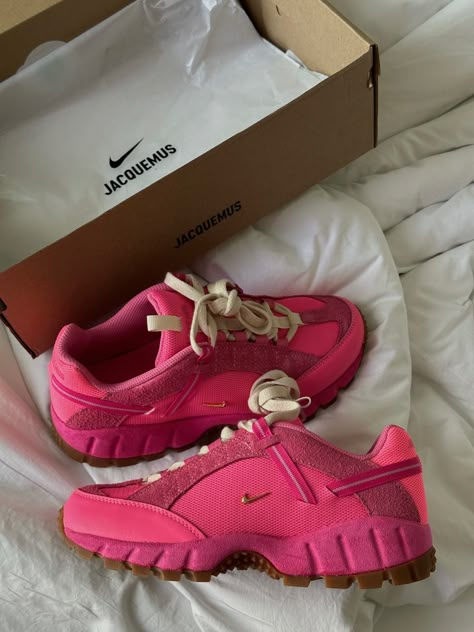 Pink Shoes Outfit, Jacquemus Shoes, Givenchy Boots, Jordan 4 White, Pretty Sneakers, Nike Shoes (men), Nike Boots, Streetwear Fits, Adidas New