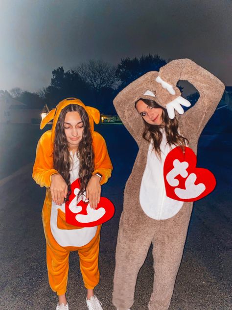 Super Cute Duo Halloween Costumes, Costumes To Do With Your Best Friend, Couples Costumes 4 People, Preppy Ghost Costume, Matching Sister Halloween Costumes, 2 Person Halloween Costumes Funny, Duo Halloween Costumes For Cold Weather, Halloween Ideas 2 People, Trendy Halloween Costumes Duo