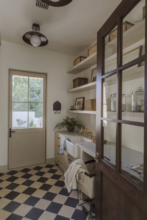 Cottage Laundry Room, Modern Nest, Old World Design, Laundry Room/mud Room, Oval Room Blue, European Elegance, Mudroom Laundry Room, Mudroom Design, Mudroom Laundry