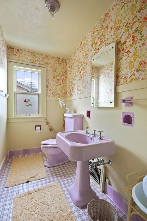 1842 Carlisle Ave, Racine, WI 53404 | realtor.com® 1960s Bathroom, Green Apartment, Retro Bathroom, Tudor Style Homes, Retro Bathrooms, Deco Bathroom, Room Green, Vintage Bathrooms, Vintage Tile