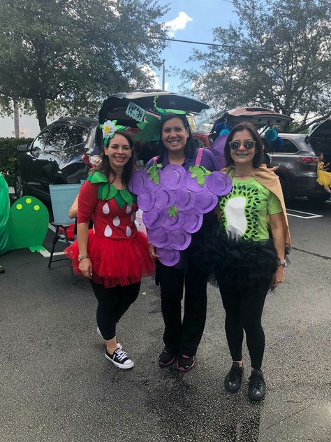 Diy Grapes Costume, Fruit And Vegetable Costumes Diy, Grape Costume Women, Grape Costume Diy, Diy Grape Costume, Kiwi Costume, Fruits Costume, Grape Costume, Grapes Costume