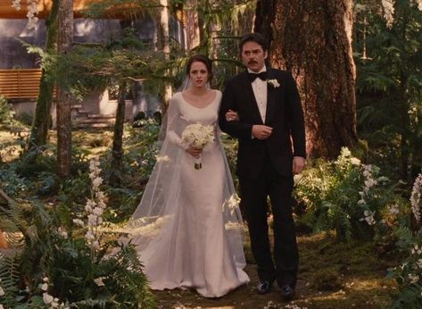 Bella And Edward Wedding, Twilight Wedding Dresses, Bella Wedding Dress, Twilight Bella And Edward, Twilight Wedding, Swan Wedding, Forest Theme Wedding, Bella Wedding, Twilight Pictures