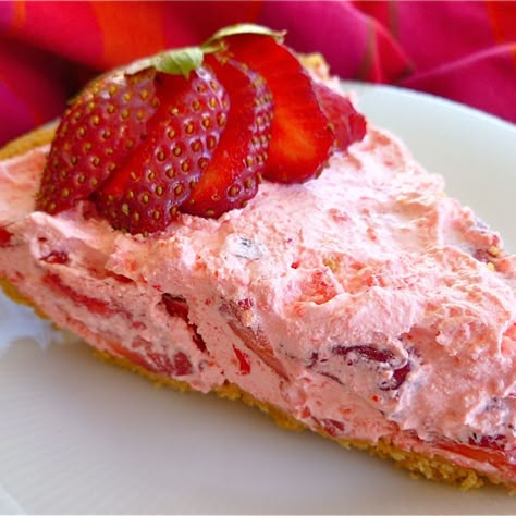 Fluffy Strawberry Pie Sugar Free Strawberry Cheesecake, Strawberry Cream Pie, Strawberry Sheet Cakes, Strawberry Fluff, Strawberry Pie Recipe, Lime Desserts, Jello Salads, Raspberry Desserts, Jello Desserts