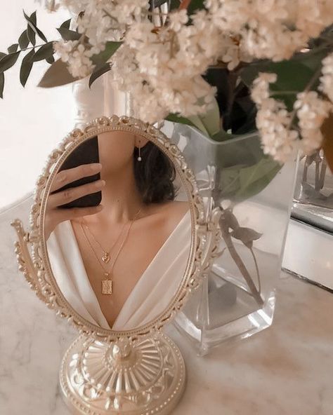 Stile Blair Waldorf, Light Academia Aesthetic, Jewelry Photography Styling, Cream Aesthetic, Gold Aesthetic, Classy Aesthetic, Princess Aesthetic, Beige Aesthetic, Jewelry Photography