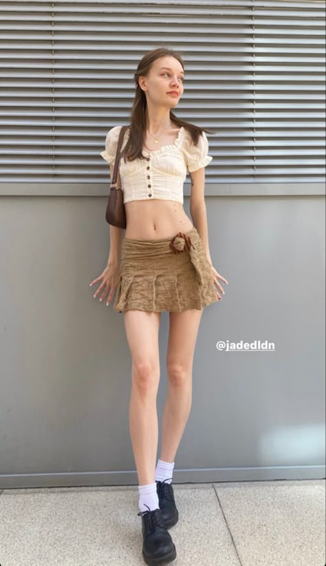 Skinniest Person In The World, Slender Body Type Women, Brandy Model, Fitness Influencer, Narrow Waist, Body Types Women, Pale Girl, Aesthetic Poses, Slim Girl