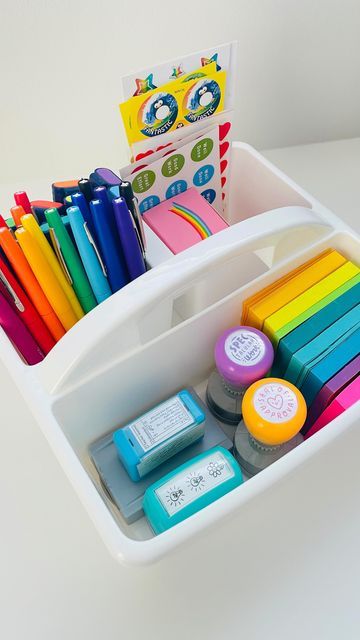 Caddy Ideas Organizations, Teacher Office Supplies, Teacher Stationary Organisation, Teacher Marking Kit, Pencil Caddy Classroom, Teacher Sticker Organization, Supply Caddy Classroom, Classroom Caddy Organization, Teacher Storage Organization