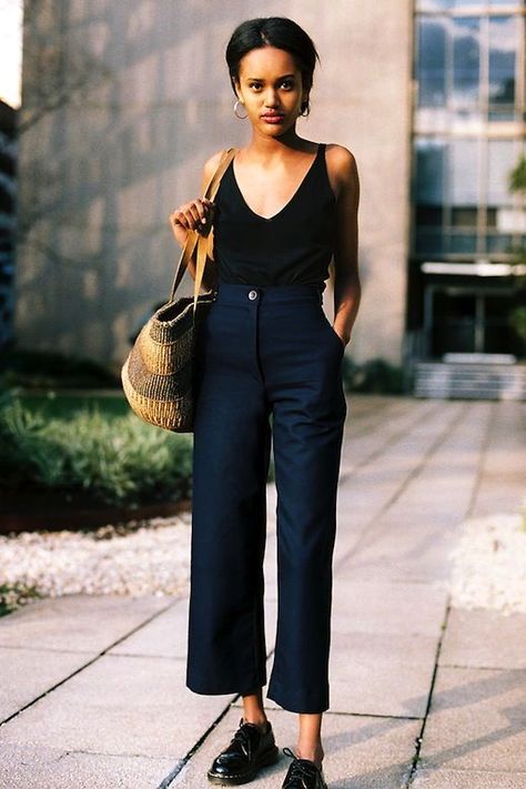 How To Start Transitioning Your Cropped Pants To Fall Caves Collect, How To Wear Culottes, How To Wear Blazers, Minimalist Moda, Minimalist Summer, Mode Casual, Summer Chic, Minimal Chic, Mode Inspo