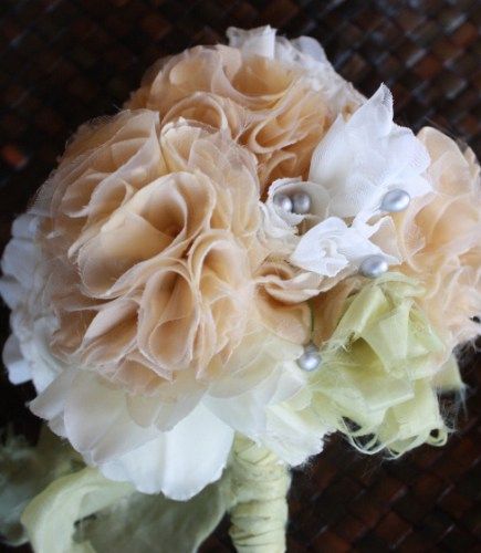 DIY wedding flower tutorials from Jewel Box Ballerina + GIVEAWAY! | @offbeatbride Fabric Bouquet Wedding, Wedding Bouquet Diy, Diy Wedding Flowers Bouquet, Handmade Flowers Tutorial, Fabric Bouquet, Fabric Flower Bouquet, Material Flowers, Fabric Flower Tutorial, Rustic Wedding Diy