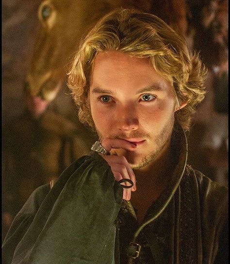 King Francis II #reign #francis #kingfrancis #king #tobyregbo #handsome Francis Reign, Toby Regbo Reign, Reign Serie, Louis Weasley, Reign Mary And Francis, The Boy King, Reign Tv Show, Marie Stuart, Reign Mary