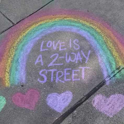 Hair Rainbow, Good Vibes Quotes, New York Graffiti, Sidewalk Chalk Art, Sidewalk Art, Vibe Quote, Arte Alien, Banksy Graffiti, 3d Street Art