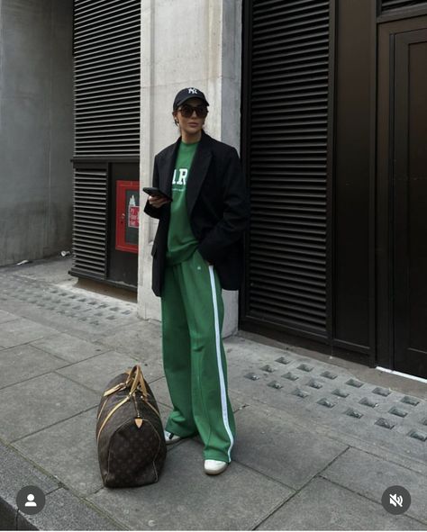 White Track Pants Outfit, Green Track Pants Outfit, Adibreak Pants Outfit, Casual Green Outfit, Green Joggers Outfit, Dark Green Outfit, Sport Pants Outfit, Green Outfit Aesthetic, Adidas Track Pants Outfit