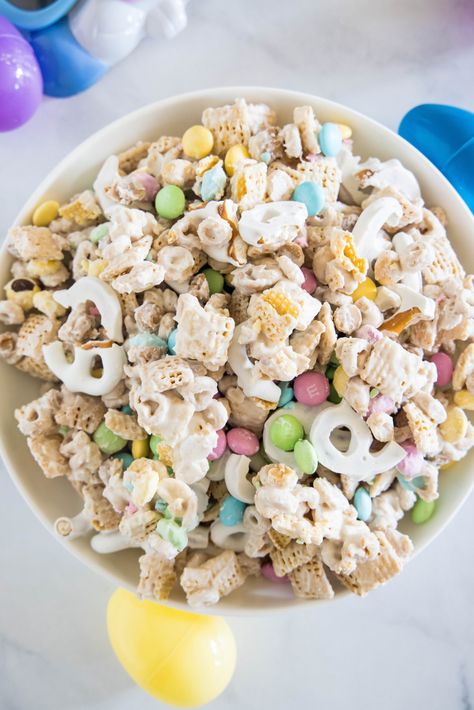 This delicious Bunny Bait snack mix is the perfect Easter and spring time treat! Sweet, a little salty and down right addictive! Bunny Bait Recipe, Easter Bunny Bait, Easter Snack Mix, Easter Rice Krispie Treats, Easter Snack, Easy Easter Recipes, Yogurt Covered Pretzels, Bunny Chow, Easy Easter Treats