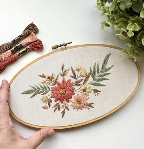 Embroidery Hoop Illustration, Floral Bouquet Embroidery, Oval Embroidery, Bouquet Embroidery, Embroidery Modern, Embroidery Stitches Beginner, Embroidery Hoop Wall, Framed Embroidery, Wall Art Hanging