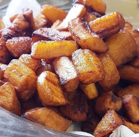 Nigerian Plantain Recipes, Healthy Fried Plantains, Plantain And Egg, Fries Plantains, How To Make Plantain Fufu, Nigerian Meals, How To Make Plantains, Africa Party, Egg Sauce