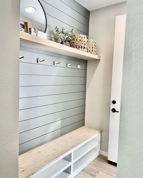 Entryway Shiplap, Shiplap Mudroom, Mudroom Ideas Entryway, Shiplap Entryway, Mudroom Makeover, Mudroom Ideas, Hall And Living Room, Mudroom Entryway, Mudroom Decor