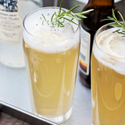 Radler Bier with Pilsner and Sparkling Lemonade. Garnish with rosemary and lemon slices for extra refreshing flavors. Radler Beer, Beer Mixed Drinks, Beef Stew With Beer, Citrus Party, Beer Bread Easy, Beer Cocktail Recipes, Beer Ingredients, Sparkling Lemonade, Beer Cocktail