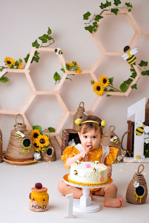 Rocket Ship Birthday Party, Bee Themed Birthday Party, Honey Bee Theme, Baby Birthday Party Theme, Bee Theme Party, Honey Wedding Favors, Bee Photo, Bday Party Theme, Smash The Cake