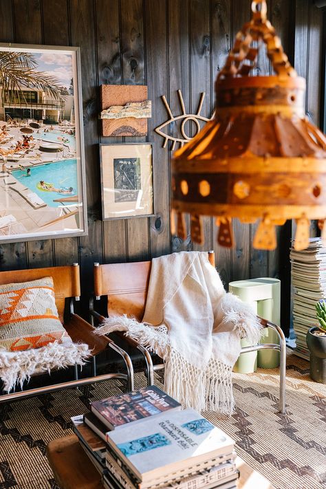 Surf Shack Dining Room, Eclectic Surf Shack, Moody Surf Shack, Surf Shack Decor Style Inspiration, Surf Shack Book, Surf Shack Aesthetic, Surf Shack Living Room, Boho Beach House Surf Shack, Beach Shack Bathroom