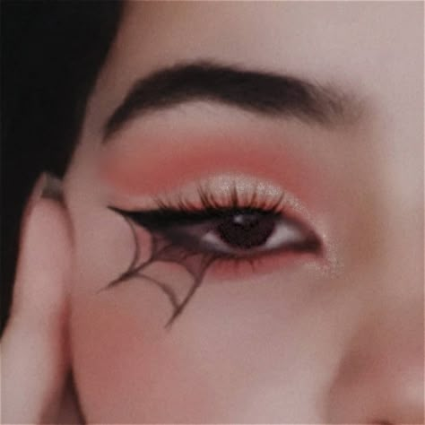 Cute Devil Makeup Halloween, Red Aesthetic Makeup, Batwing Eyeliner, Haloween Mackup Ideas, Aesthetic Halloween Makeup, Red And Pink Aesthetic, Eyeliner Halloween, Pink Aesthetic Makeup, Makeup Orange