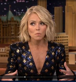 New haircut, Kelly Ripa Inspired | Yellow Beads and Me Kelly Ripa Hair, Kelly Ripa, Hair Bob, Trendy Hair, Short Haircut, New Haircuts, Looks Chic, Short Bob Hairstyles, Hair Today