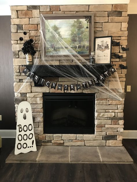 Halloween fireplace decoration Fireplace Decor Simple, Fireplace Decor Diy, Halloween Fireplace Decor, Halloween House Decor, Fireplace Halloween, House Decor Halloween, Halloween Fireplace, House Diy, Halloween Pictures