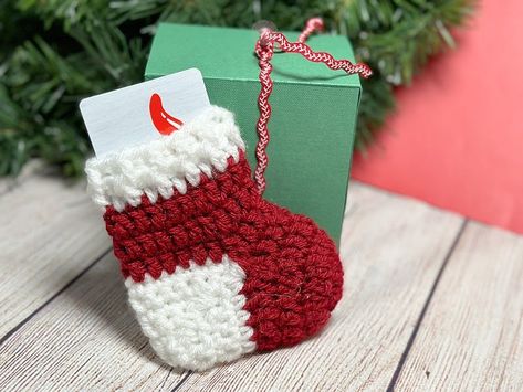 5 Little Monsters: Crocheted Stocking Gift Card Holder Christmas Tree Gift Card Holder, Crocheted Stocking, Xmas Crochet, Crochet Valentines, Handmade Wrapping Paper, Crochet Stocking, Origami Gifts, Valentines Gift Card, Crochet Christmas Stocking