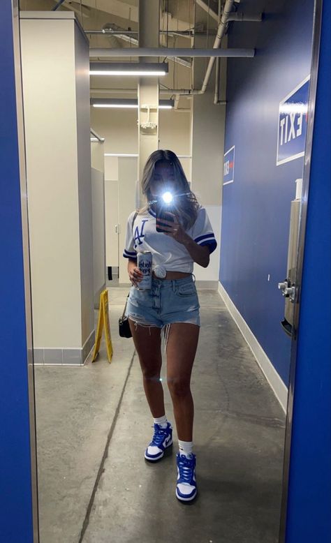 Family Party Outfit Summer, Women Baseball Outfit, Football Sunday Outfit, Baseball Game Outfit Women, Baseball Jersey Outfit Women, Dodgers Outfit, Baseball Jersey Outfit, Ny Outfits, Game Outfit