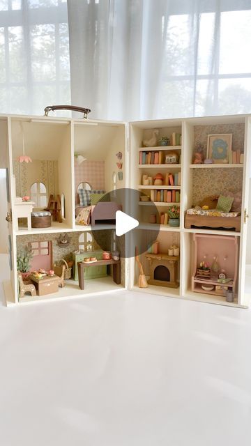 Miniature Diorama Diy, Michaels Dollhouse Diy, Michaels Dollhouse, Dollhouse Decorating Ideas, Dollhouse Diy Furniture, Diy Barbie Dream House, Exterior Doll House Ideas, Barbie Doll House Makeover, Doll House Furniture