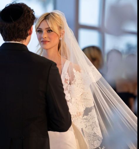 Beckham Wedding, Valentino Wedding Dress, Nicola Peltz, Best Gowns, Valentino Gowns, Brooklyn Beckham, Vogue Wedding, Valentino Couture, Harry Winston