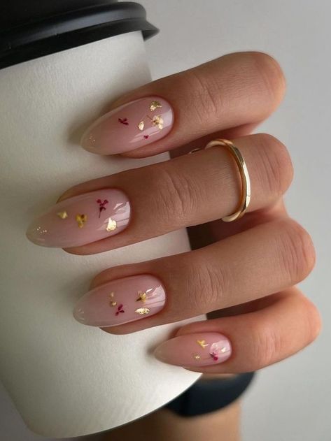 milky white nails with gold foils Milky White Nails, Unghie Sfumate, Milky Nails, October Nails, Subtle Nails, Nagel Tips, Christmas Gel Nails, Thanksgiving Nails, Elegant Nails