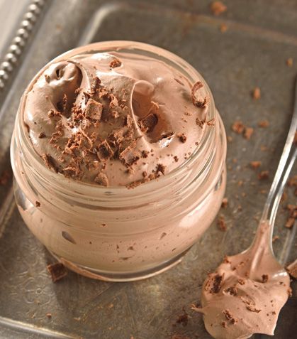 Mousse de chocolate fácil Mousse Dolce, Mousse Recipes, Mousse Cake, Homemade Chocolate, Sweets Desserts, Chocolate Desserts, Clean Eating Snacks, Coffee Break, Cake Desserts