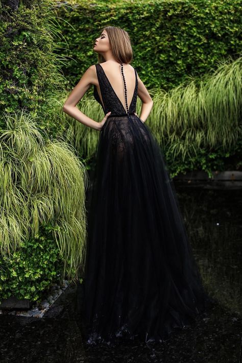 Black Prom Gown, Princes Fashion, Black Wedding Gowns, Modern Bridal Gowns, Beach Bohemian, V Neck Wedding Dress, Etsy Wedding Dress, Wedding Dresses Photos, Black Tulle