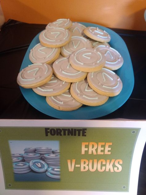 Fortnite Birthday Party Decor, Fortnite Party Snacks, Fortnite Food Ideas Party, Fortnite Snacks, Fortnite Birthday Party Ideas Food, Diy Fortnite Party Ideas, Fortnite Birthday Party Ideas Cake, Fortnite Party Food, Fortnite Birthday Party Decorations