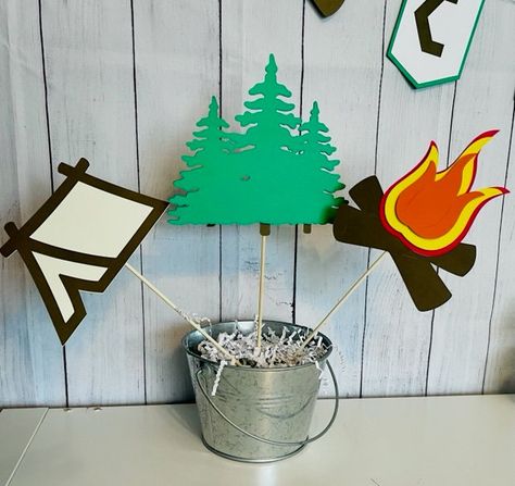 Diy Camping Party Decor, Camp Party Centerpiece, Camping Centerpiece, Camping Theme Decor, Camping Party Decor, Woodland Party Decor, Camp Decorations, Campfire Birthday, Camping Party Decorations