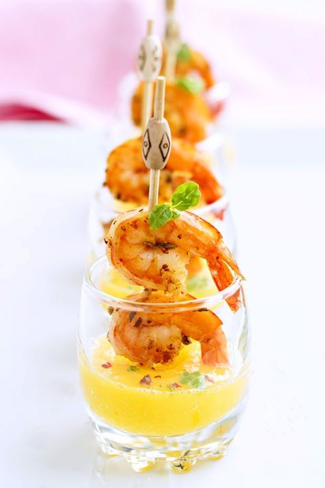 These grilled shrimp and mango puree shooters are easily prepared ahead and chilled, making them perfect Spring, Summer and anytime party favorites. CLICK HERE to get the recipe Shooter Recipes, Summer Appetizers Easy, Mango Sauce, Wedding Appetizers, Fest Temaer, Elegant Appetizers, Shrimp Appetizers, Tapas Recipes, Spanish Cuisine