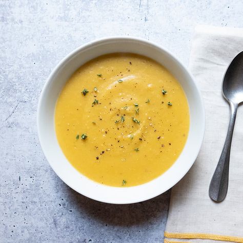 Enjoy a tasty and delicious meal with your loved ones. Learn how to make Creamy Instant Pot Summer Squash Soup & see the Smartpoints value of this great recipe. Squash Soup Healthy, Squash Soup Recipes, Summer Squash Soup, Yellow Squash Soup, Yellow Squash Recipes, Soup Healthy, Squash Soup Recipe, Pureed Soup, Yellow Squash