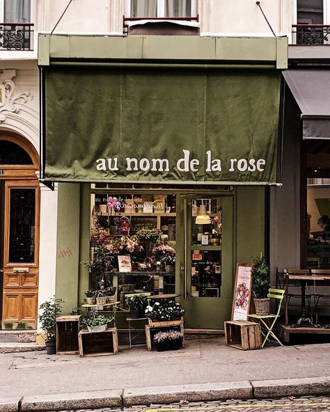 The Flower Shopkeepers on Instagram: “au nom de la rose, Paris 📷@postcards.from.london Pretty green Parisian flower shop @aunomdelarose_officiel #flowershop…” Coffee Shop Concept, Bakery Design Interior, Ivy House, Concept Ideas, Flower Store, Florist Shop, Bakery Design, Vintage Cafe, Garden Cafe