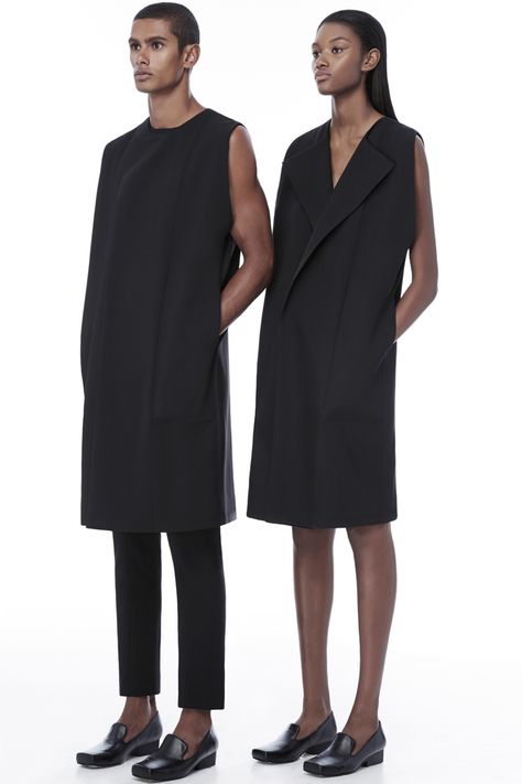 Boundaries Transcended–A driver of innovation, designer Rad Hourani launches the latest unisex collection, full of sleek, uniform silhouettes grounded with a monochromatic color scheme. Weaving in geometric lines and structured staples, the collection offers pieces that are transient and versatile, breathing in a fresh take on minimalist fashion Rad Hourani, Non Binary Fashion, Minimalist Moda, Gender Neutral Fashion, Androgynous Outfits, Gender Fluid Fashion, Genderless Fashion, Parisienne Chic, Queer Fashion