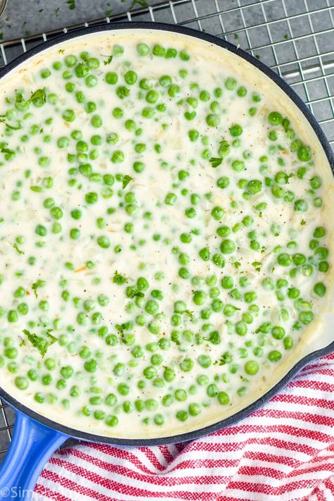 Creamed Peas are such a delightfully delicious side dish recipe! Made with easy to find ingredients, this is a perfect weeknight side but also great for holidays! Recipes With Canned Peas, Thanksgiving Peas, Pea Recipes Side Dishes, Cream Peas Recipe, Pea Side Dish, Recipes With Peas, Creamed Peas Recipe, Mashed Peas, Onion Casserole