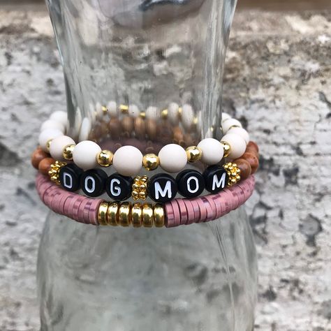 Dog Mom Bracelet, Beads Black And White, Heishi Bracelets, Mom Bracelet, Dog Mum, Moms Bracelet, Diy Bracelet Designs, Color Beads, Heishi Beads